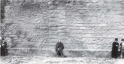  ??  ?? Mauer des Schicksals: „Halb Legende, halb Märchen“nennt Kracauer Fritz Langs „Der müde Tod“(1921).