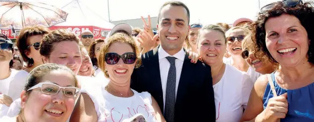  ??  ?? La crisi
Il ministro del Lavoro e dello Sviluppo Luigi Di Maio, 31 anni, ieri era a Torbole Casaglia, in provincia di Brescia, dove ha incontrato i lavoratori a rischio di Medtronic Invatec