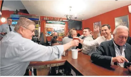  ?? M. G. ?? Juan Manuel Moreno coge una cerveza en un bar de Granada en la pasada campaña electoral de las elecciones andaluzas.