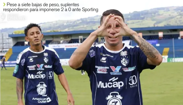  ?? CARTAGINÉS. ?? El brumoso Ronaldo Araya disputó su primer partido como titular con Cartaginés, ante el Sporting FC en la fecha 10 del Apertura 2020. Araya marcó el primer gol en el gane 2 a 0, mientras que Byron Bonilla (atrás) también fue estelar.