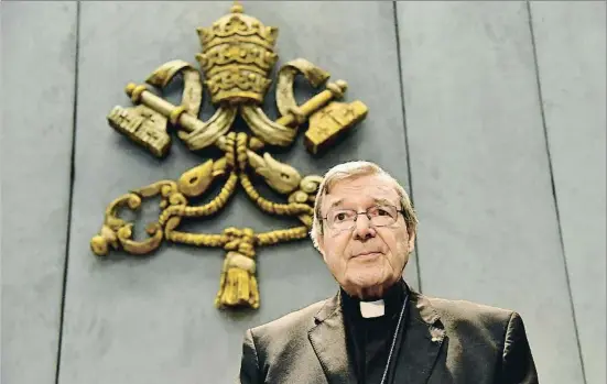  ?? ALBERTO PIZZOLI / AFP ?? Monseñor George Pell, en la comparecen­cia de ayer en el Vaticano, que había sido anunciada por sorpresa a las 4.30 de la mañana