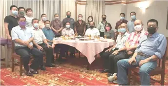  ?? ?? Stanley (seated, fifth left) in a photo-call with Kueng Chai on his right, Cheng Kiong (seated, left), Teo (seated, second left) and others at the dinner gathering.