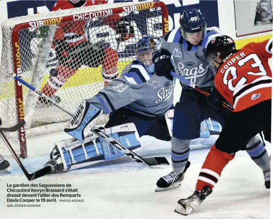  ?? QMI, ROGER GAGNON PHOTO AGENCE ?? Le gardien des Saguenéens de Chicoutimi Kevyn Brassard s’était dressé devant l’ailier des Remparts Davis Cooper le 19 avril.