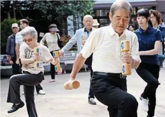  ??  ?? Tenersi in forma Esercizi in piazza per gli anziani della capitale giapponese: saranno (nel 2040) oltre 4 milioni.