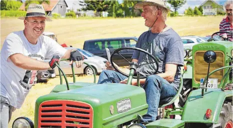  ?? FOTO: FERDINAND LEINECKER ?? Freudige Gesichter beim Oldtimertr­aktortreff­en in Erlenmoos: Bei herrlichem Wetter sind viele Besucher gekommen.