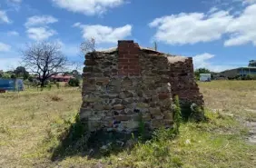  ?? FOTO: GUSTAV SJÖHOLM/TT ?? ■
En murstock är allt som återstår av den gamla ladan. Men av de flesta andra byggnader som brann ned i Mallacoota i Australien finns inga synliga spår.