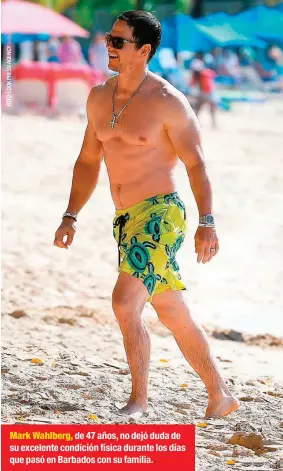  ??  ?? Mark Wahlberg, de 47 años, no dejó duda de su excelente condición física durante los días que pasó en Barbados con su familia.