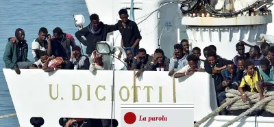  ?? (Ansa) ?? 21 agosto L’arrivo nel porto di Catania della nave Diciotti della Guardia costiera: dopo 5 giorni di attesa, tutti i migranti sono sbarcati