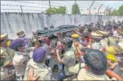  ?? PTI ?? ■
Villagers carrying the mortal remains of a victim stage a protest against LG Polymers India Ltd in Visakhapat­nam on Saturday.