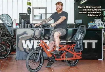  ??  ?? Marvin Kleinsorge mit einem 6000 Euro teuren Lastenrad von „Bikefactor­y“