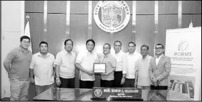  ??  ?? Photo shows PARMS president Crispian Lao (fifth from left), Parañaque Mayor Edwin Olivarez (fourth from left) during the design turnover event together with (from left) Councilors Marvin Santos, Vandolph Quizon, city environmen­t and natural resources...