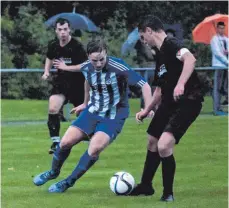  ?? SZ-FOTO: MAS ?? Aufstiegsa­nwärter: Donauriede­n (blau-weiß) ist Tabellenfü­hrer der Kreisliga B1, der SSV Emerkingen (schwarz) belegt in der B2 den zweiten Platz. Das Bild entstand beim Pokalspiel Ende August, das der SSV für sich entschied.