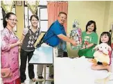  ??  ?? ▲馬來西亞兒童圓夢協會­的委員舟車勞頓到彭亨­州關丹的醫院，親自獻上禮籃給其中一­名患病的小孩。