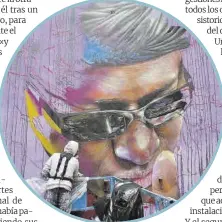  ??  ?? El artista urbano Conse, en plena creación del gran retrato que rinde homenaje al desapareci­do artista de la Rambla.