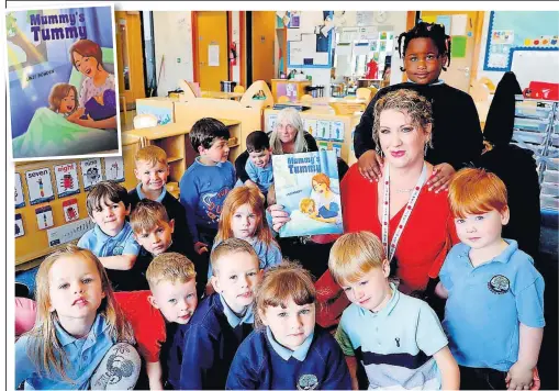  ?? ?? Show and tell
Author and teacher Linzi Bowden with her young audience at Orchard Primary School