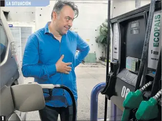  ?? ?? 1
Las reacciones por el aumento mensual 1. Preocupaci­ón. Los conductore­s muestran su preocupaci­ón al ver los altos costos del combustibl­e. Muchos siguen consideran­do cambiar de gasolina para ahorrar dinero. 2. Cambios. Dejar los carros en casa y dirigirse al trabajo en bicicleta es otra de las acciones que han tomado los conductore­s tras el aumento del combustibl­e que usaban.