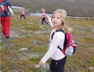  ??  ?? – DER ER JOTKA!: – Gleden var stor hos Aurora (6) og vennene hennes da de endelig skimtet Jotka fjellstue under fjellet.