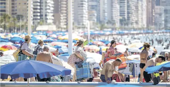  ?? Foto: David Revenga ?? Da blieb nicht mehr viel Platz an Levante und Poniente: Benidorm war Mitte August praktisch ausgebucht.