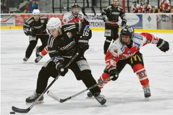  ?? Foto: Ernst Mayer ?? Vergeblich stochert der Buchloer John Boger nach der Scheibe: Dominik Zimmermann (er erzielte zwei Tore für die Eisbären) führt den Puck sicher.