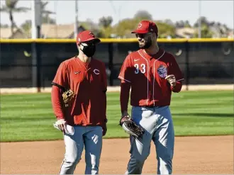  ?? CINCINNATI REDS ?? Reds manager David Bell (left) and outfielder Jesse Winker talk during a spring training workout on Thursday in Goodyear, Ariz. Winker is ready to return to an every-day role in the outfield.