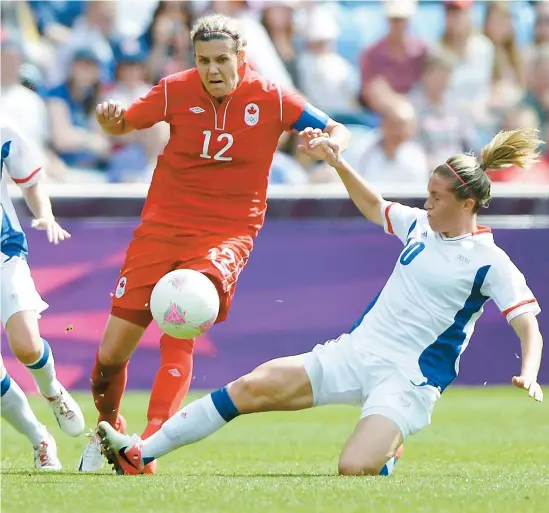  ??  ?? L’excellente Christine Sinclair et ses coéquipièr­es de l’équipe nationale de soccer sont à moins d’un mois de disputer la Coupe du monde dans leur cour.