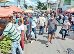  ?? DANNY POLANCO ?? El comercio también se activó en los mercados, por temor a que el Gobierno extienda el toque de queda.