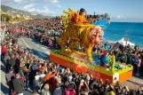  ??  ?? Chaque année, la foule se presse à la Fête du citron de Menton. Édition 2019 : du 16 février au 3 mars.