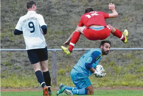  ?? Foto: Georg Fischer ?? „Getunnelt“: Wertingens Keeper Michael Potna zwingt Gast Konstantin Böhm zur Sprungeinl­age. Da staunt Alexander Wiedemann (links) nicht wenig.