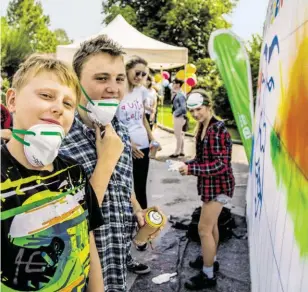  ?? BILDER: SN/CHRIS HOFER ?? Buntes Treiben herrschte am Mittwoch im SOS-Kinderdorf in Seekirchen anlässlich des Spatenstic­hs für das neue Haus auf dem Areal. Bild links oben: Romy Brandstett­er mit ihren Schützling­en.