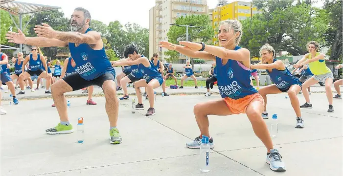  ??  ?? A moverse. Los entrenamie­ntos en lugares de veraneo son una de las acciones clásicas, como esta de Medicus en Pinamar.