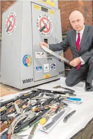  ?? ABC ?? El jefe de Policía, David Jamieson, con las armas en un contenedor