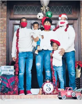  ?? RACHNAAGRA­WAL ?? Joshua, fromleft, Jude, Rovonne, Riley andJason Staten pose for theirholid­ay card in Grapevine, Texas.