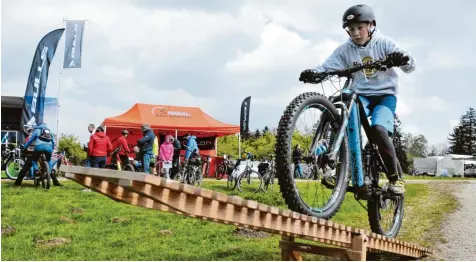  ?? Foto: Andreas Lode ?? Mit Schwung über die Wippe: Der 13 jährige David aus Stadtberge­n testet ein Mountainbi­ke mit Elektroant­rieb.