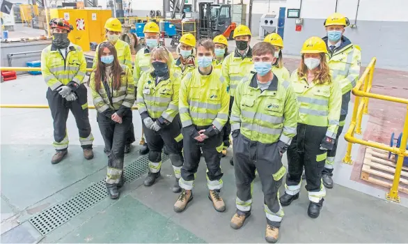  ?? ?? FOCUS ON CHANGE: Members of the Just Transition Commission with SSE Thermal staff and apprentice­s.