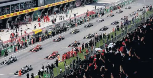  ??  ?? Los monoplazas colocados en la línea de salida del GP de China de 2019, con los dos Mercedes en la primera fila, seguidos de los Ferrari.