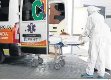  ?? D. S. ?? Un paciente con coronaviru­s sale en camilla de una ambulancia para ser ingresado en el hospital.
