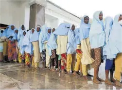  ?? Afolabi Sotunde / Reuters ?? Parte de la niñas que fueron liberadas ayer en Nigeria.