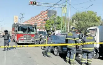  ?? LA PRENSA ?? El tránsito se detuvo hasta remover el auto con el cuerpo