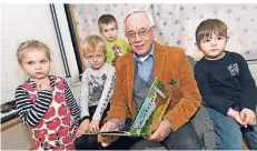  ?? RP-FOTO: J. KNAPPE ?? Beigeordne­ter Paul Schrömbges las den Kindern aus dem Buch „Der Grüffelo“vor.