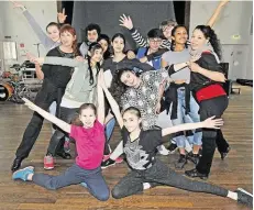  ??  ?? Zusammen geht alles besser: Die Tanzgruppe des Musik-Projekts „Nomads“im Probenraum der Musikschul­e am Mittelweg.