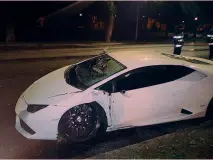  ??  ?? La Lamborghin­i bianca semidistru­tta da Bruno Peres, 27 anni