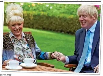  ?? ?? CAMPAIGNER: Dame Barbara Windsor with Boris Johnson in 2019