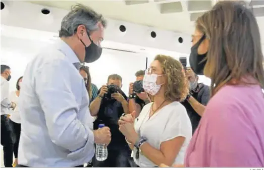  ?? JUAN AYALA. ?? Juan Espadas, el viernes en Córdoba en un encuentro con militantes. A su derecha, de rosa, la ex alcaldesa y concejal Isabel Ambrosio.