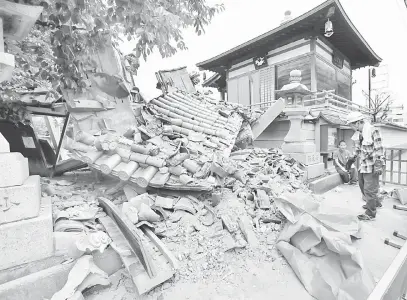  ?? — Gambar Kyodo/Reuters ?? MUSNAH: Gambar dirakam agensi berita Kyodo semalam menunjukka­n tokong Myotoku-ji yang musnah akibat gempa bumi di Ibaraki, wilayah Osaka di barat Jepun.