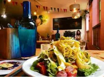  ?? Andrea Miramontes ?? Salada com CBD no Wild Food Cafe, restaurant­e especializ­ado em raw food, em Covent Garden, em Londres