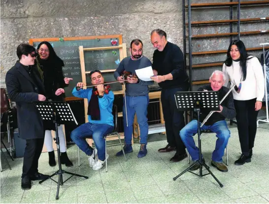  ?? LUIS DÍAZ ?? Varios miembros de la Orquesta, en la Parroquia de Santa Elena, cerca de la Plaza de Colón