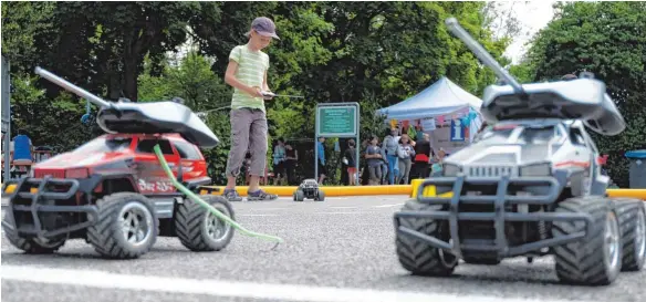  ?? FOTOS: MICHAEL HÄUSSLER ?? Geschickli­chkeit ist beim Autorennen mit den kleinen Flitzern gefragt. Rund 600 Kinder und Jugendlich­e machen beim Kinderfest den Schießwase­n unsicher.