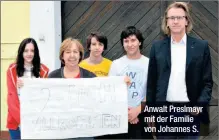  ??  ?? Anwalt Preslmayr mit der Familie von Johannes S.