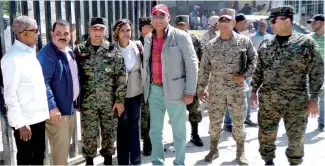  ?? FE ?? Los senadores fronterizo­s, junto al ministro de Defensa y otras autoridade­s militares.