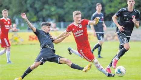  ?? FOTO: THOMAS WARNACK ?? So manches Mal muss sich der TSV Berg (li.: Fikret Aras) strecken, um den TSV Riedlingen (re.: Pascal Schoppenha­uer) zu bremsen. Zu Beginn Partie gelingt das gleich zweimal nicht.